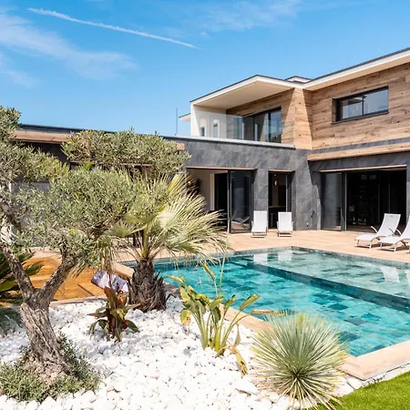 Villa Signature Luxury & Bali-stone Pool