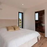 Signature Luxury & Exclusive Seaside Getaway *