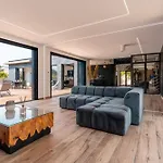 Signature Luxury & Exclusive Seaside Getaway *
