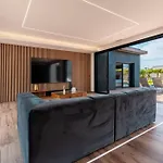 Signature Luxury & Exclusive Seaside Getaway *