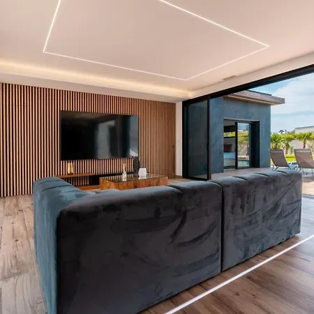 Signature Luxury & Exclusive Seaside Getaway *
