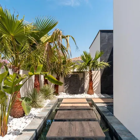 Signature Luxury & Exclusive Seaside Getaway *