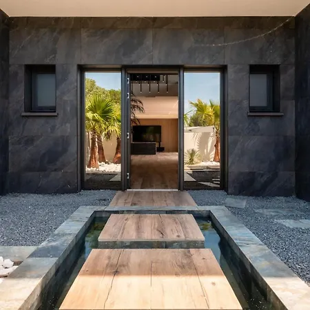 Signature Luxury & Exclusive Seaside Getaway Villa *