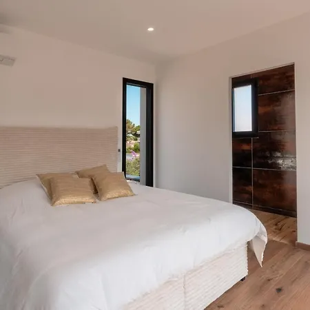 Signature Luxury & Exclusive Seaside Getaway Villa *